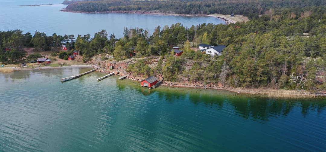 Bild av Strandområde med fritidsbostäder, garage och båthus i Degersand i Eckerö