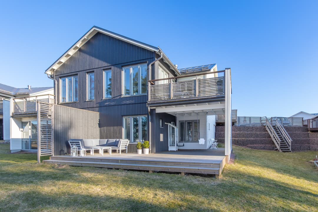 Bild av Modern parhuslägenhet med sjöutsikt och soligt västerläge i Möckelö Strand