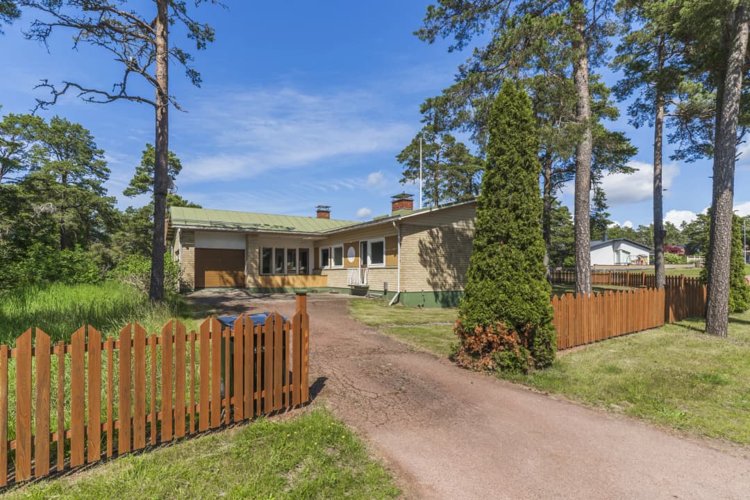 Bild av Välplanerat bostadshus på privat hörntomt