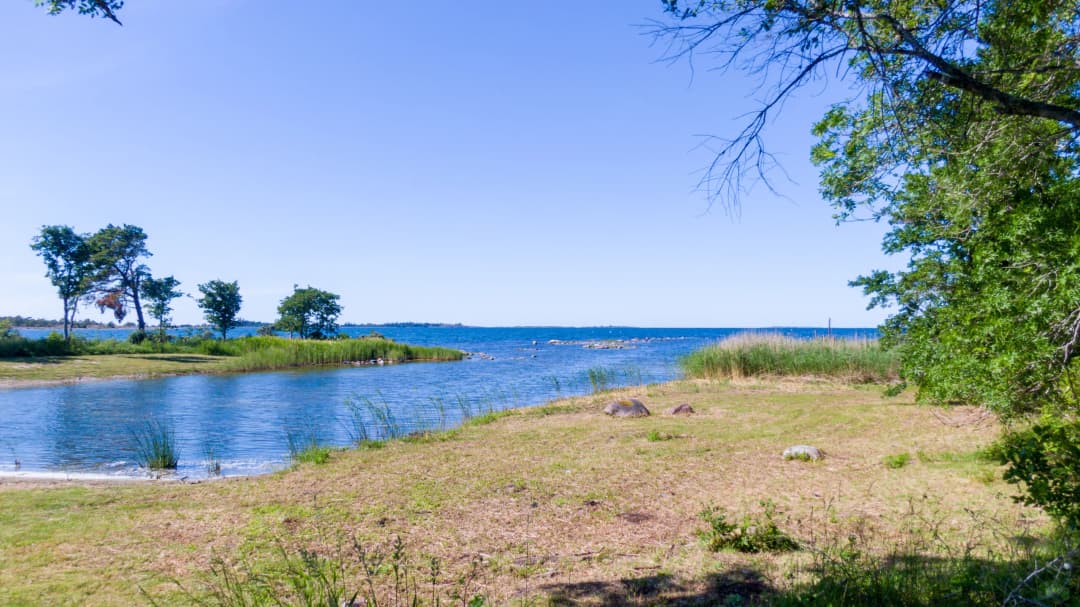 Bild av Strandtomt med byggmöjligheter