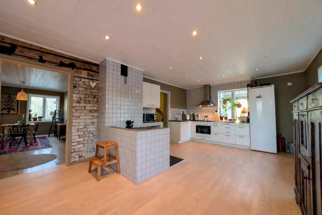 Bild av 1920-talshus med generösa gårdsytor