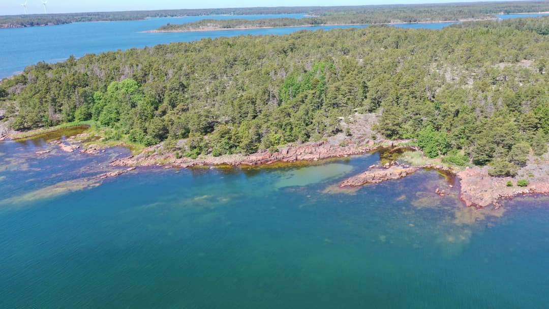 Bild av Strandområde med vackert läge och otroligt fin havsutsikt i Björnhuvud, Eckerö