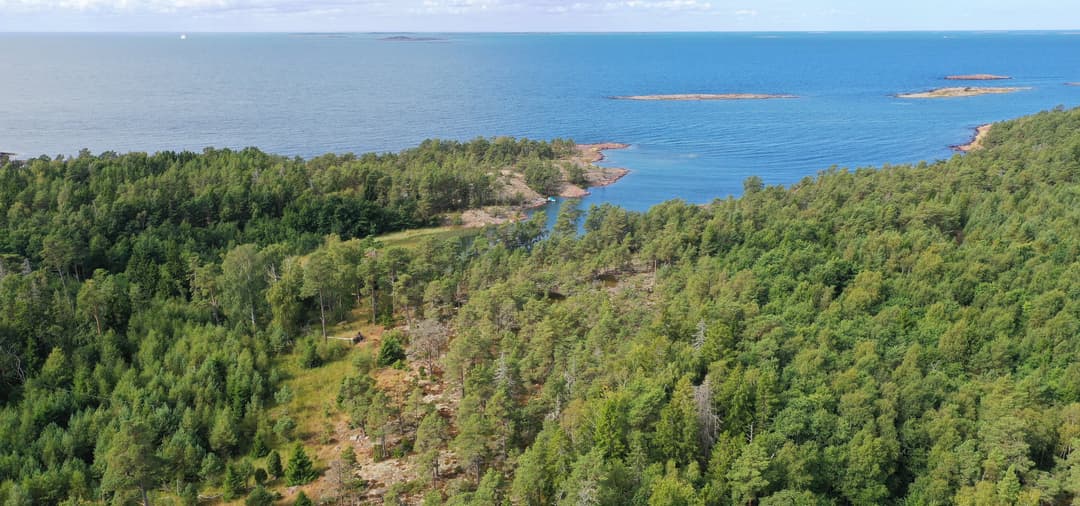 Bild av Bergsbunden strandtomt med västerläge i Storby, Eckerö.