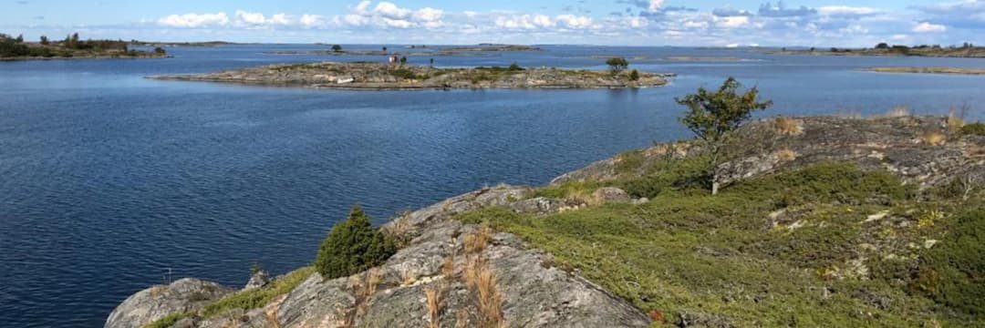 Bild av Holmar och vattenområde i Kyrkogårdsö