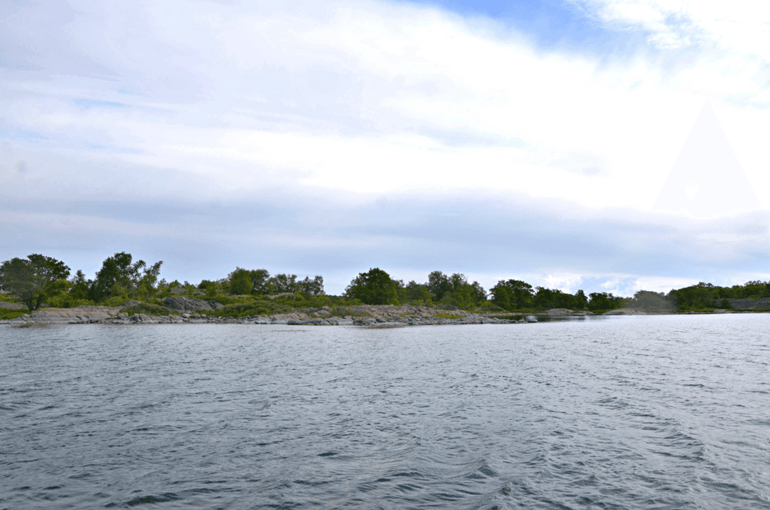 Bild av Strandområde med vacker udde på västra delen av holmen Räddarskär, Brändö