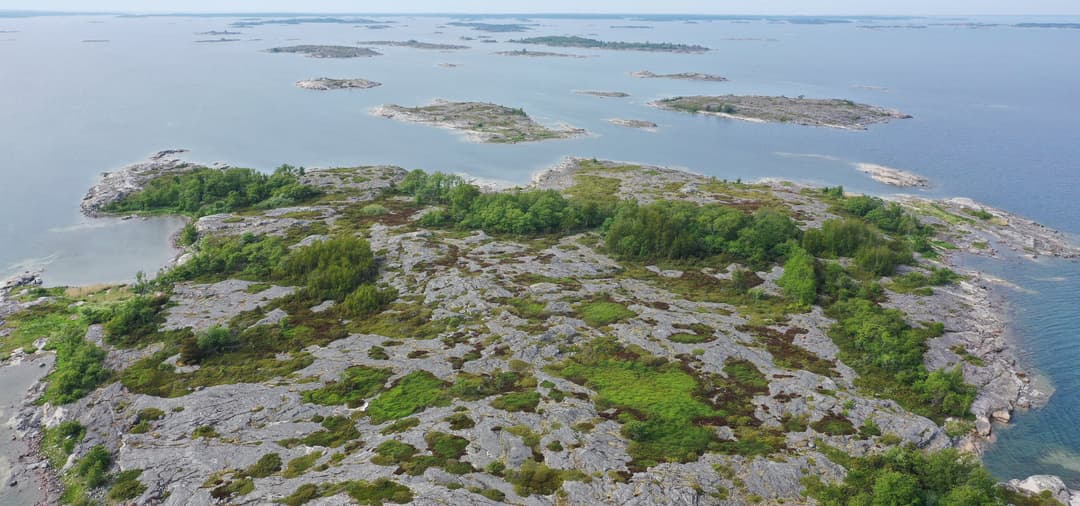 Bild av Två holmar, ett stort strandområde och sju mindre holmar/bergsklackar samtliga i Kumlinge