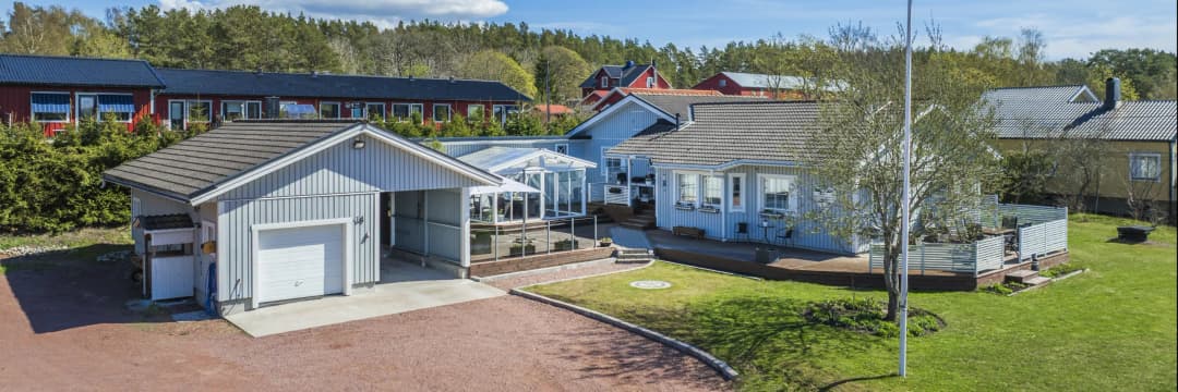 Bild av Bostadshus med garage och båthus