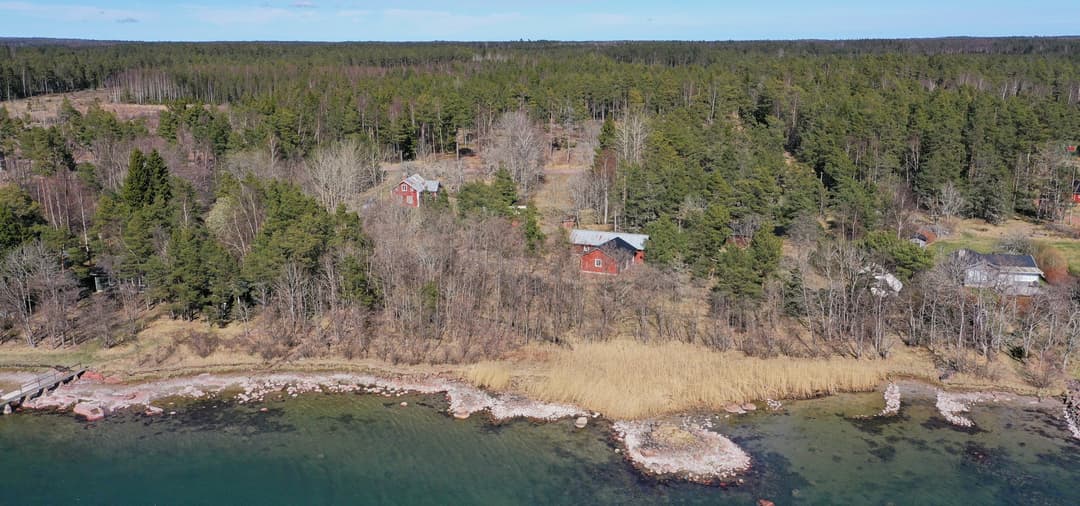 Bild av Vackert strandområde med bagarstuga, dubbelgarage, uthus och ladugård i Hellestorp, Lemland