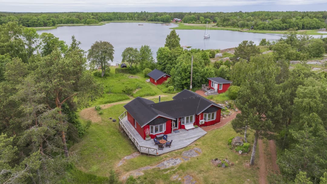 Bild av Vinterbonat fritidshus med strandtomt